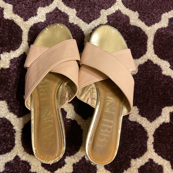 Size 9 tan sandals - Picture 2 of 2